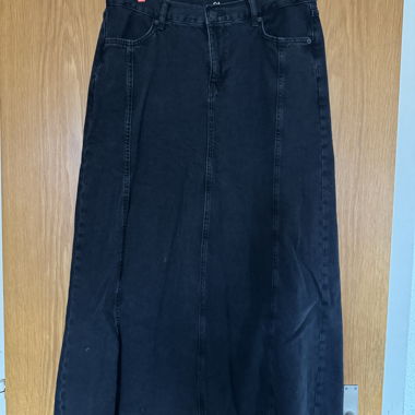 Schwarzer Jeansrock mit Schlitz