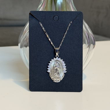 Collana color argento con medaglione ovale