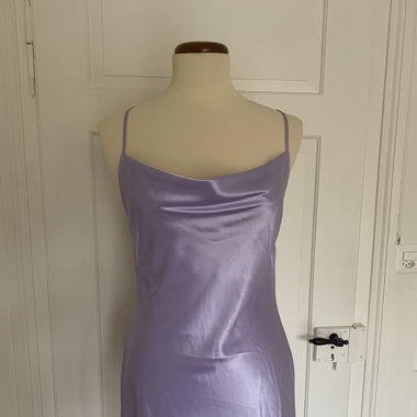 Robe lilas, aspect soie