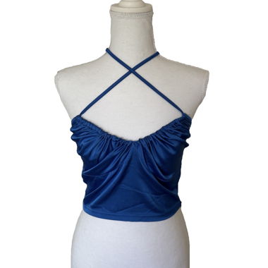 Top corto satin blu con scollo a collo alto