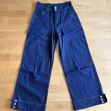 Weite Jeans mit Knopfumschlaegen