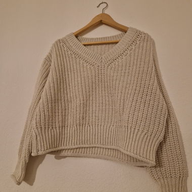 Maglione in maglia beige con scollo a V