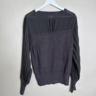 Maglione scuro con maniche plissé