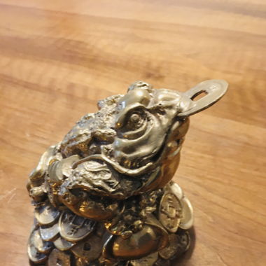 Chinesische Glückskröte mit Münze im Maul, Bronce