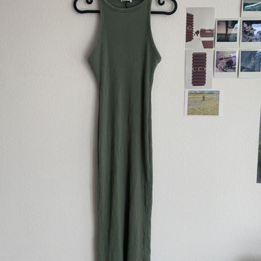 Sleeveless long ribbed dress in green