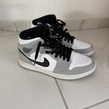 Air Jordan 1 Mid in grau