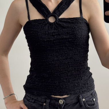 Schwarzes Tragetop mit Ringdetail