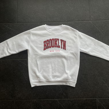 Maglione bianco con scritta rossa