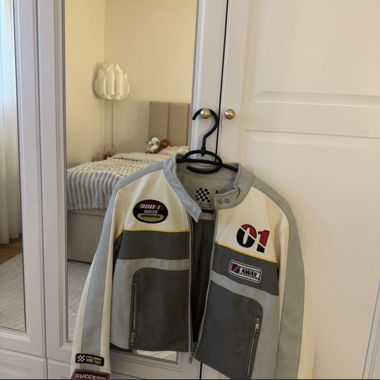 Veste moto avec écussons