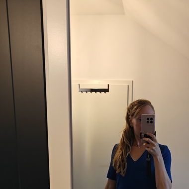 Blouse élégante bleue et dorée