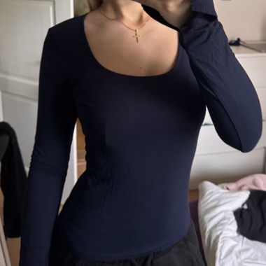 Dunkelblaues Langarmshirt