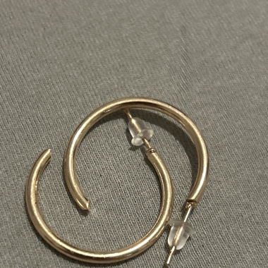 Boucles d’oreilles plus grande que les autres