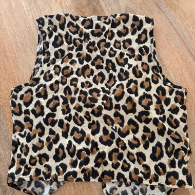 Top con stampa leopardata
