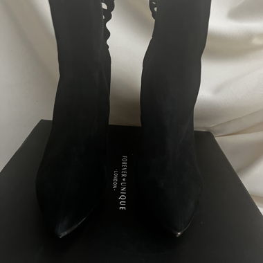 Schwarze Stiefeletten mit Stiletto-Absatz