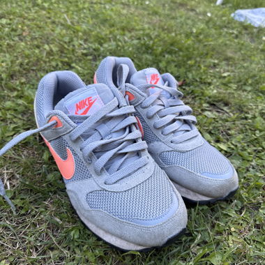Nike-Sneaker grau und koralle