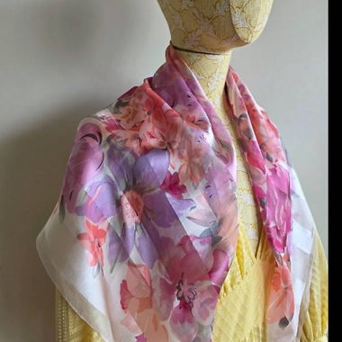 Foulard Yves Saint Laurent en fleurs