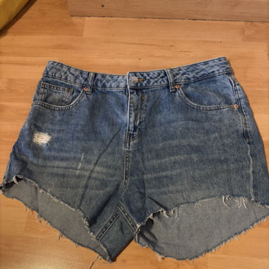 Short en jean C&A déchiré – taille 44