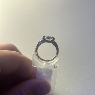 Goldfarbener Solitärring mit funkelndem Stein – M