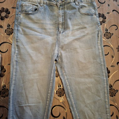 Jeans clairs déchirés