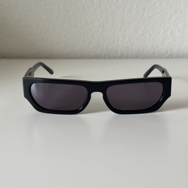 Lunettes de soleil noires Vincent Catani avec étui