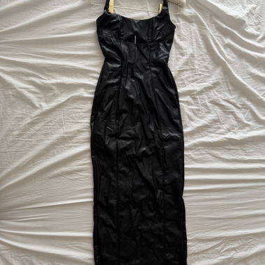 Abito midi nero in ecopelle con cerniera