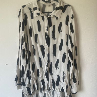 Camicia lunga bianca a fantasia nera