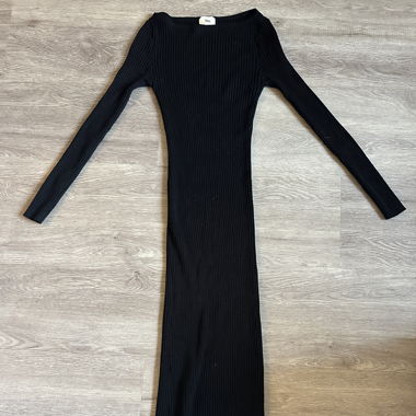 schwarzes Strickkleid mit Uboot-Ausschnitt