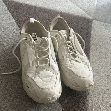 white nike shoes