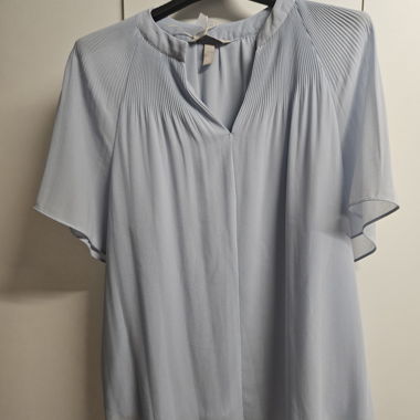 Blusa fluida azzurro chiaro a maniche corte