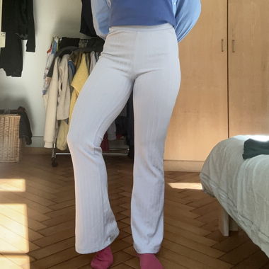 Pantalon patte d'éléphant violet clair à structure côtelée