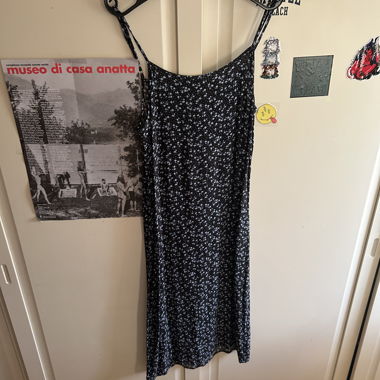 Schwarzes Blumenkleid von Brandy Melville