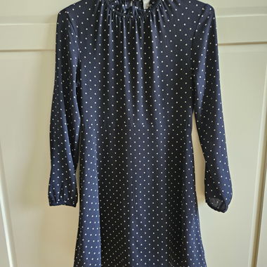 Blaues Kleid mit Polkadots