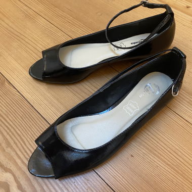 Schwarz glänzende Flats