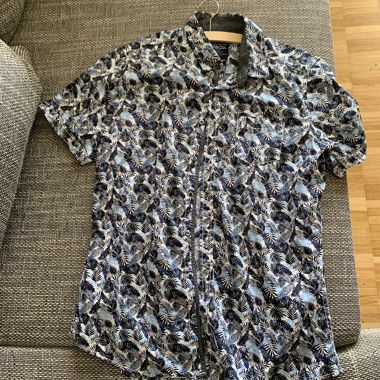 Camicia a maniche corte blu nero con motivo foglie