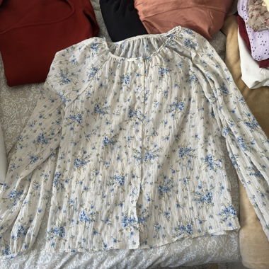 Blouse florale à manches bouffantes