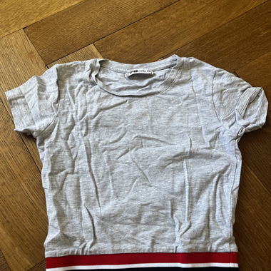 Graues T-Shirt mit Streifenbund