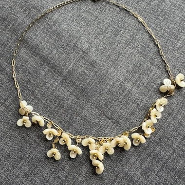 Collier fleurs beige
