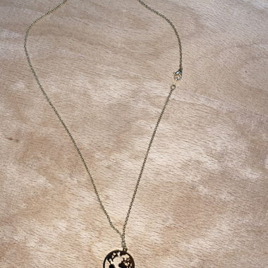 Collier-boussole du monde