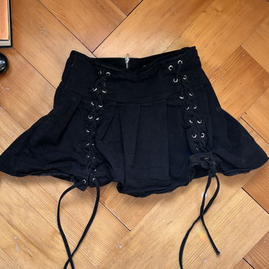 Mini-jupe lacée "French Kiss" Y2K