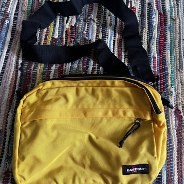 Sac bandouliere Eastpak jaune