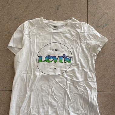 Weisses Levis tshirt in Arbeit mit st. Pauli 