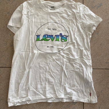 Weisses Levis tshirt in Arbeit mit st. Pauli 