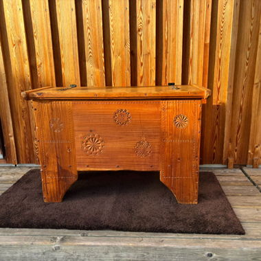Baule di legno con dettagli intagliati