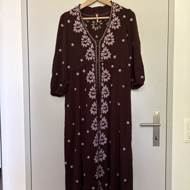 Lange Boho-Kleid mit floral besticktem Muster
