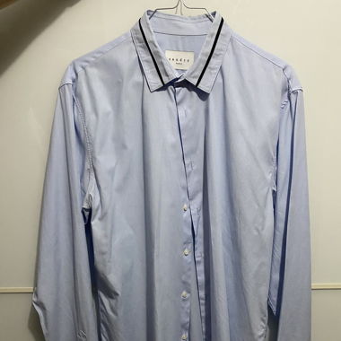 Chemise Sandro bleue à détails 