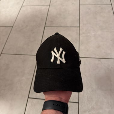 Schwarze New Era NY Cap