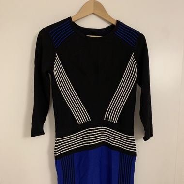 Robe noire, bleu et blanche à manches longues