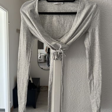 Top incrociato grigio a maniche lunghe