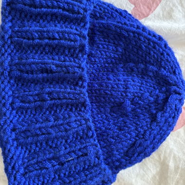 Bonnet en tricot bleu