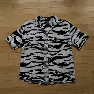 Camicia con bottoni e maniche corte